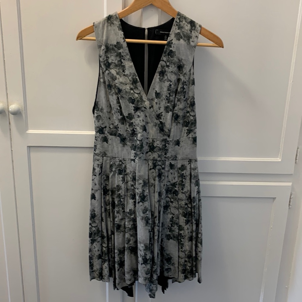 Floral black and white pleated v low dress Ave knee length